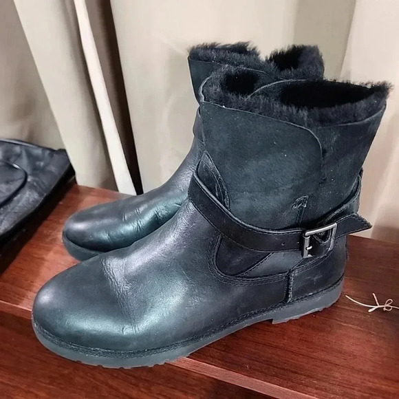 Ugg Leather and Fur lined boots. Size 8 - Picture 9 of 13
